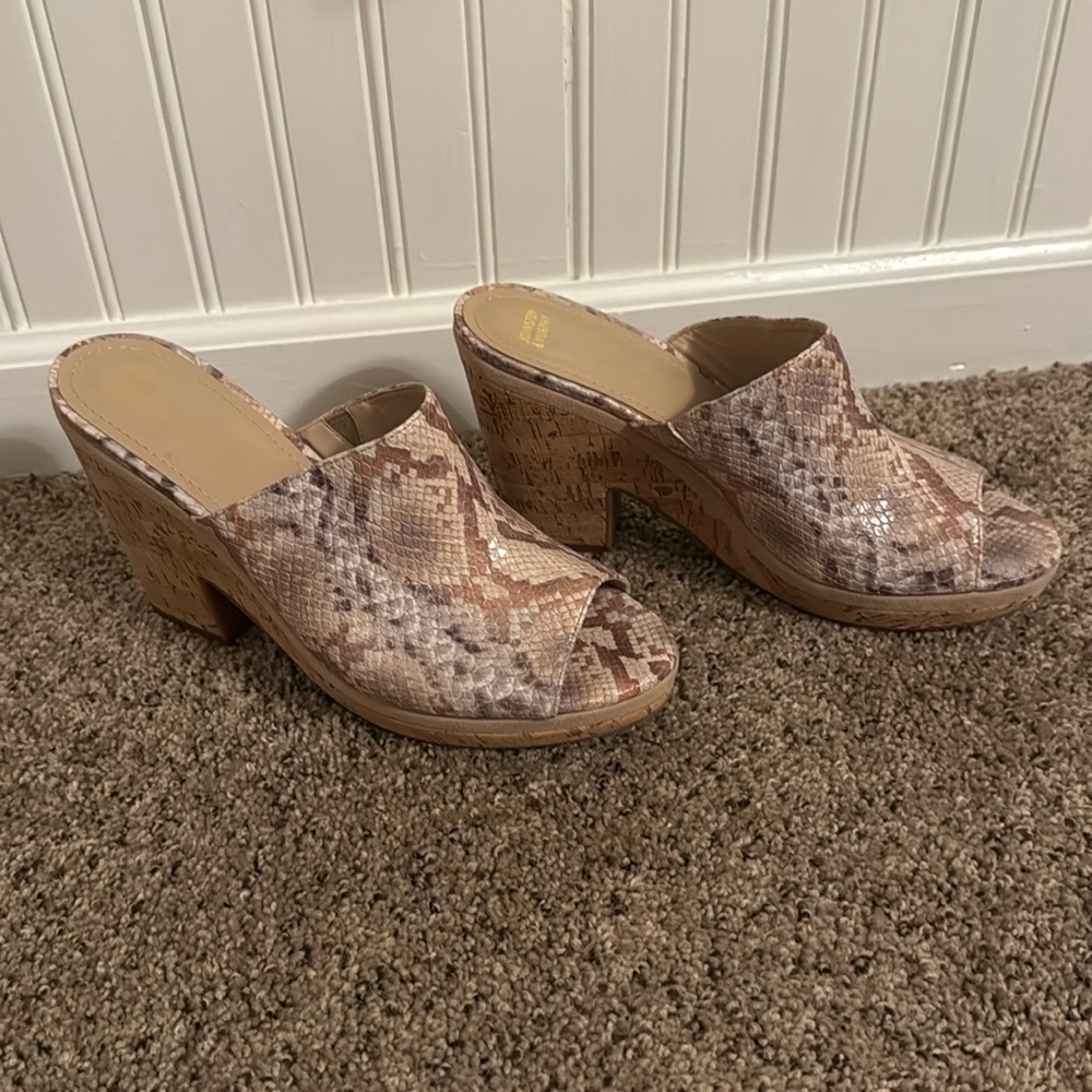 Johnston and Murphy cork heeled sandals